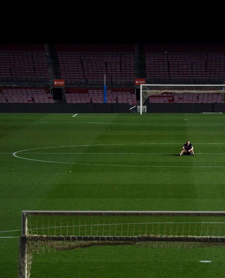 [#LaLiga🇪🇸] Andrés Iniesta au centre du Camp Nou, théâtre de sa carrière, aux alentours d'1h du matin...

🤐☄