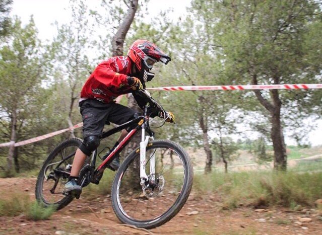 VilabikeTeam's tweet photo. Gran fin de semana de carreras en la #copacatalana #minidh de #rosello #Lleida .
Victoria para Oscar Serra en Pre-Benjamines y buen estreno en competicion para Raul Benitez @renedkonMtb !!! Que la diversion no pare 😊 https://t.co/9JTM1Y3zj8