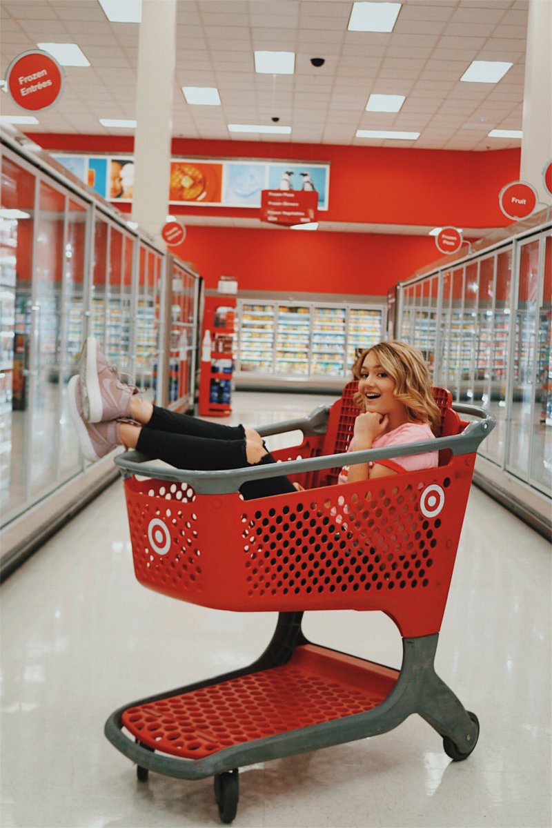 sumabeth's tweet photo. hi i’m summer and i like long walks through target #classof2018 https://t.co/ht7Kx2eoqo