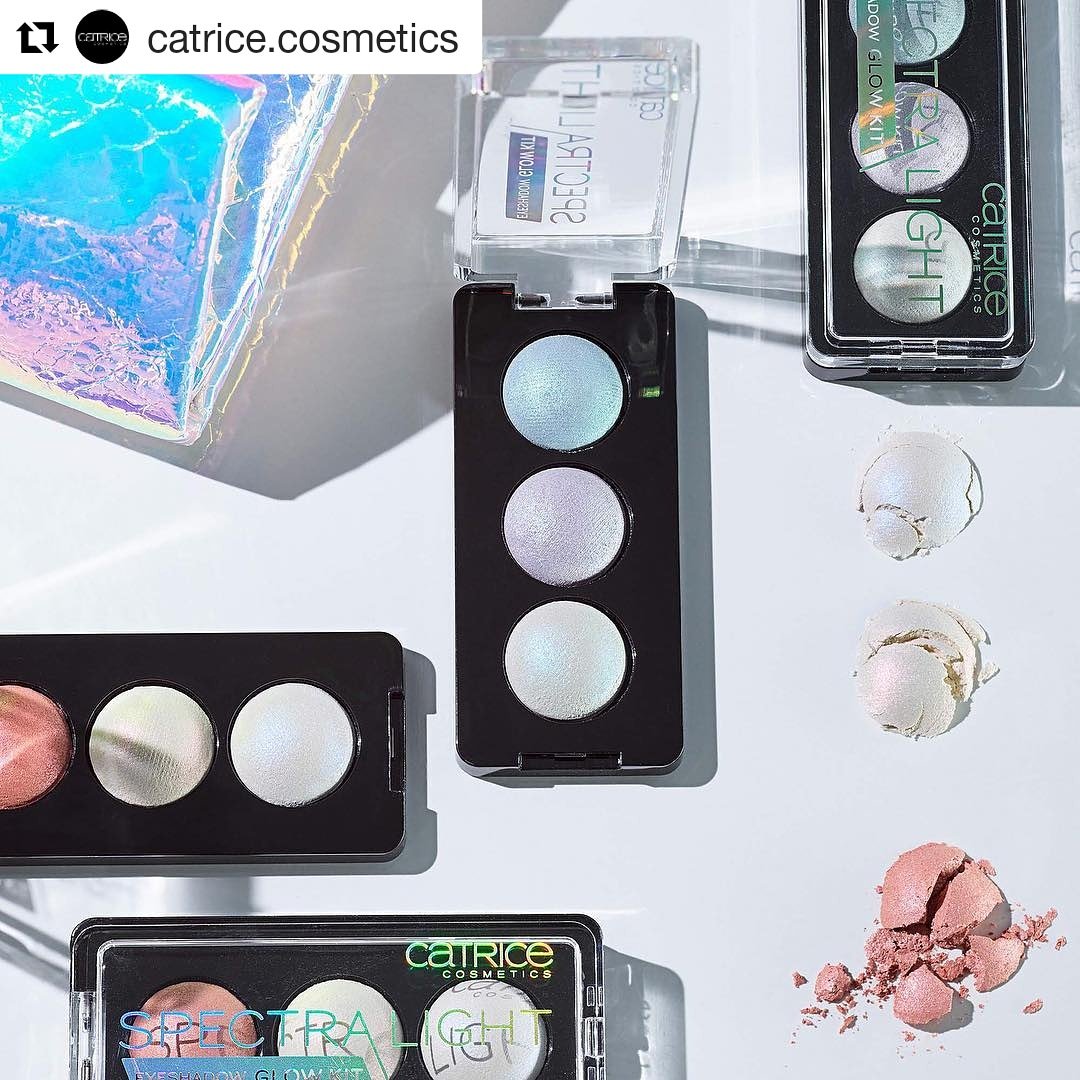 FrancieOlivier1's tweet photo. Holo, it’s a new week!
Who’s in for a #SpectraLight Look?
@CatriceSA
#cosmetics #eyeshadow #holographic #vegan #crueltyfree
#Fashionista #CATRICE
#CATRICEIsFashion #Fashion
#Trendz #Colour #Discheme #COSMETICS
Available @dischem_pharmacies
@PicknPay
@TammyTaylorSA https://t.co/MJJaRrCJ1f