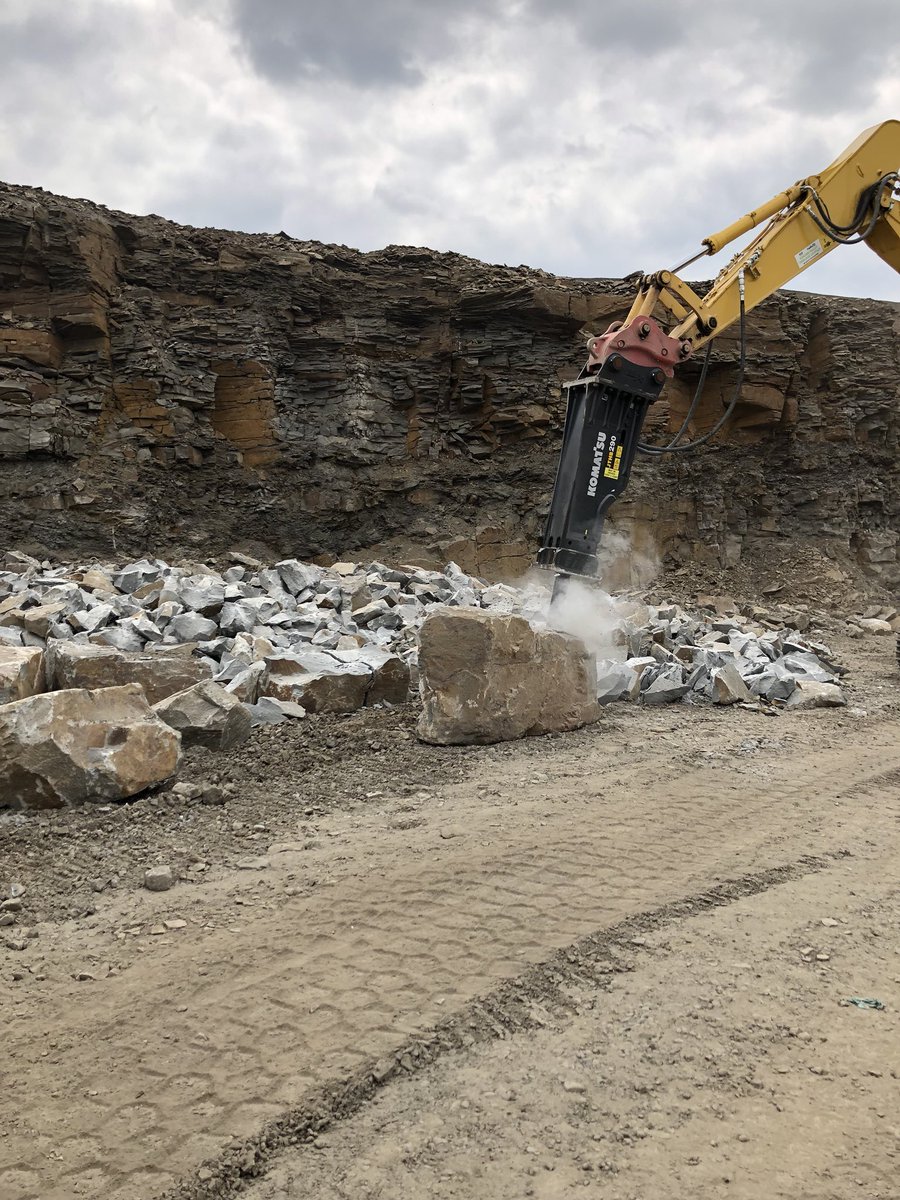davidpainter35's tweet photo. Christening the new Komatsu breaker on hard grit stone this week. Cutting through like a warm knife through butter. Turning big rocks into little rocks @KJ_Services @BryanGulliford #PC290 #quarrylife #planthire #rockbreaking https://t.co/Tmvy6RGIGu