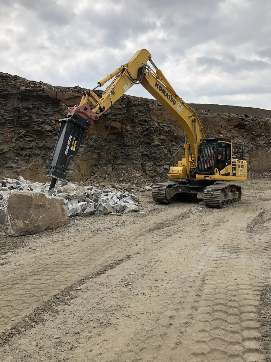 davidpainter35's tweet photo. Christening the new Komatsu breaker on hard grit stone this week. Cutting through like a warm knife through butter. Turning big rocks into little rocks @KJ_Services @BryanGulliford #PC290 #quarrylife #planthire #rockbreaking https://t.co/Tmvy6RGIGu