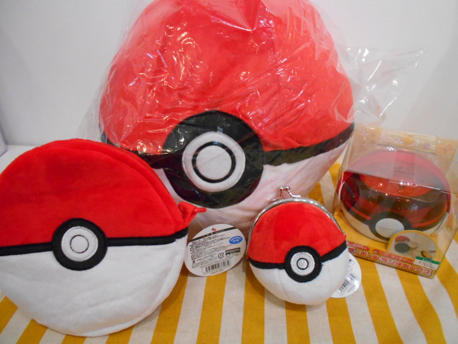 コトブキヤ立川本店 スタッフ募集中 立川本店１f 新商品 ポケットモンスターより まんまるがまぐち 1058込 マチ付きポーチ 13込 モンスターボール ランチボックス 16込 ハンドマフクッション 2678込 おなじみの