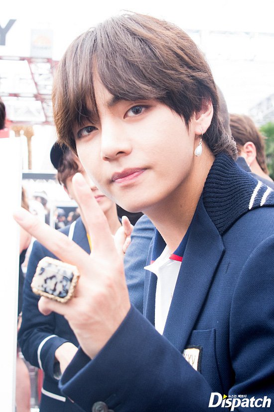 BTS_National's tweet photo. 180521 [DISPATCH] BTS at 2018 Billboard Music Awards Red Carpet - V
(https://t.co/w6RL4QGYr5)
#PremiosMTVMiaw #MTVBRKPOPBTS #MTVLAKPOPBTS @BTS_twt #BTS_BBMAs https://t.co/xLqaMl3dFt