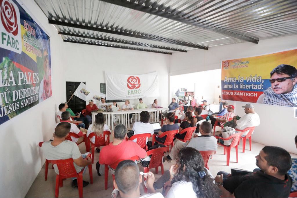 ComunesCoL's tweet photo. #FelizLunes || Dos días de reunión entre voceros del departamento del #Meta y representantes del Consejo Político de #FARC reafirmaron la unidad del partido y un plan de acción que busca acelerar el proceso de implementación del Acuerdo de #Paz para la región. ✊🕊️ https://t.co/WdCjNbVQmn