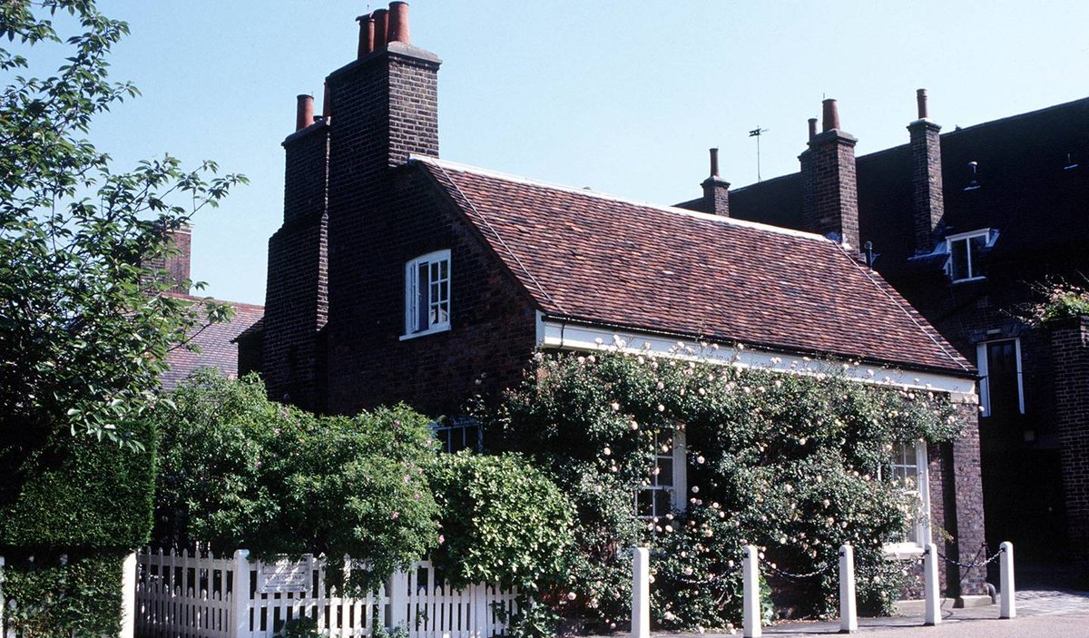 Nottingham Cottage สถานที่ประทับของดยุคและดัชเชสแห่งซัสเซกส์หลังพิธีเสกสมรส ตั้งอยู่ภายในรั้วพระราชวังเคนซิงตัน มี 2 ห้องนอน 2 ห้องรับแขก 1 ห้องครัว 1 ห้องน้ำและมีสวนเล็กๆ ด้านข้าง เดิมเคยเป็นที่ประทับของดยุคและดัชเชสแห่งเคมบริดจ์อยู่ระยะสั้นๆ