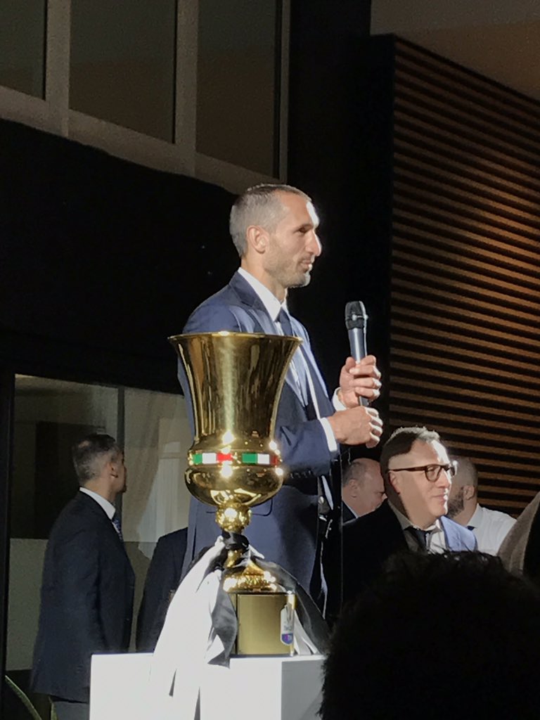 LaurettaOngaro's tweet photo. @chiellini @juventusfc 🤗🤗🤗🤗 CIAO CAPITANO 🖤⚪️🖤 #MY7H  #J1897Day https://t.co/RFy8C65iZn