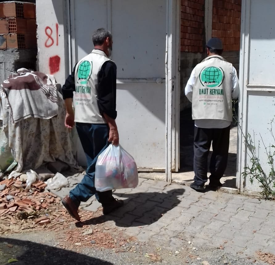 Ramazan Yardımlarımız devam ediyor...
Umut Kervanı Vakfı olarak Kahta'da yardıma muhtaç 10 aileye 80 TL değerinde gıda kolilerini teslim ettik.