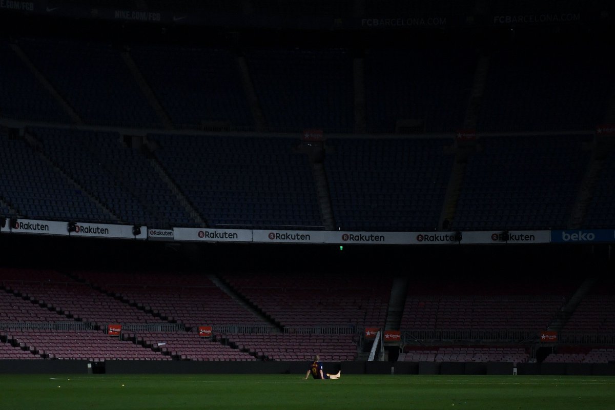 mundodeportivo's tweet photo. Andrés Iniesta vivió así sus últimos momentos en el Camp Nou... su casa https://t.co/OANpFgQ4bJ https://t.co/qiCM1fM7F1