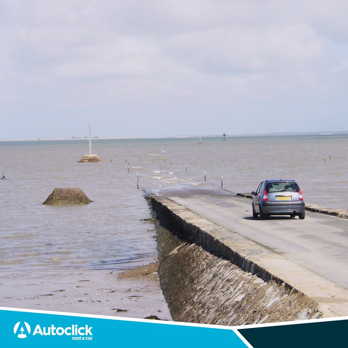 Autoclick_UK's tweet photo. Ensure you carefully read tide schedules before you drive on this road if you don't want to become history or mystery! Le Passage du Gois (France)
> https://t.co/yhTPpkyyHe https://t.co/5YfaisMdYM