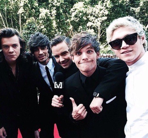 kate_katy_kechi's tweet image. No offense but this award is made for my boys. #1DBBMAs