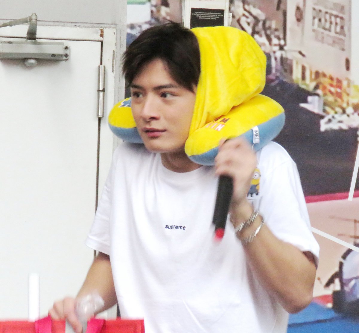 FreshyCute's tweet photo. คุณพีแจกขนมและรับของจากฟค.จ้าาน่าร้ากก~😙💕
รวมพล #KristPerawat @kristtps
#Minionsexpress 
#Expressminions https://t.co/YcOlnp2Ipr