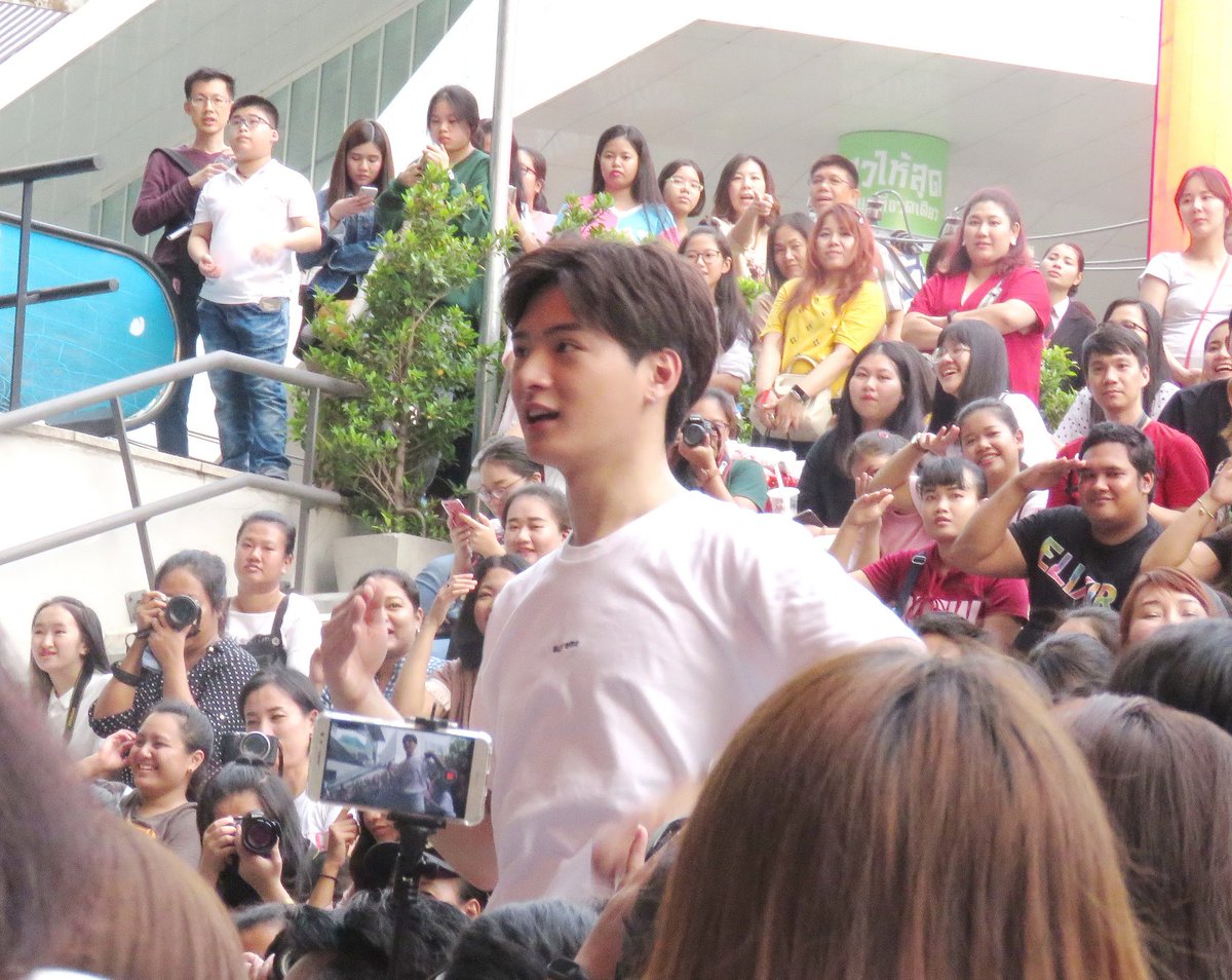 FreshyCute's tweet photo. คุณพีแจกขนมและรับของจากฟค.จ้าาน่าร้ากก~😙💕
รวมพล #KristPerawat @kristtps
#Minionsexpress 
#Expressminions https://t.co/YcOlnp2Ipr