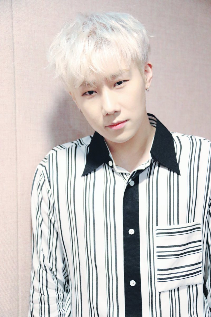 Official_IFNT's tweet photo. [#INFINITE] 벌써 우리 대장님 가신지 일주일😢 오늘 공개된 우리 훈련병님 해쨔리🌞처럼 활짝 웃는 사진보니 마음이 놓이는데요👍 우리 까까머리 뀨님 사진 봤으니 프로아이도루미 뿜뿜하는 뀨님의 사진도 풀어봅니다🤔 귱허함은 어쩔 수 없지만 규울증 걸리지 말고 해쨔리처럼 웃으면서 기다려봐요😆 https://t.co/hmU1ZvT4Pb