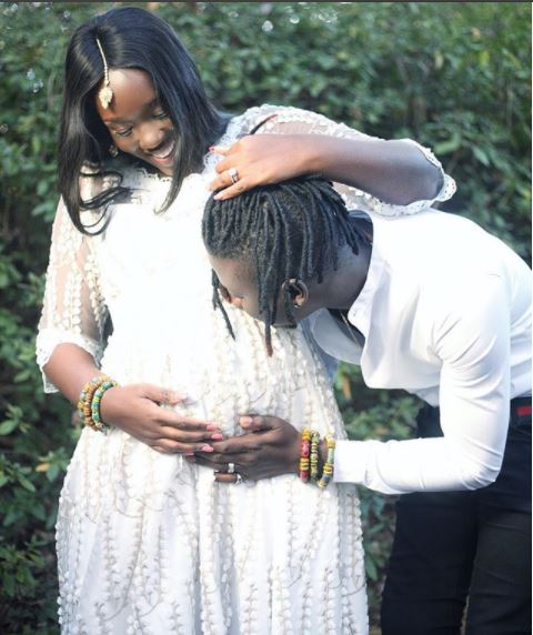 Hitz1039FM's tweet photo. I married a fan - @stonebwoyb reveals how he 'conned' his wife

'I met my wife at KNUST. I went to play a show there and I met her after the show. She came to watch me perform and I can say I married a fan. The moment I saw her, I said to myself that she is going to be my wife' https://t.co/OqL6Mb4cdV