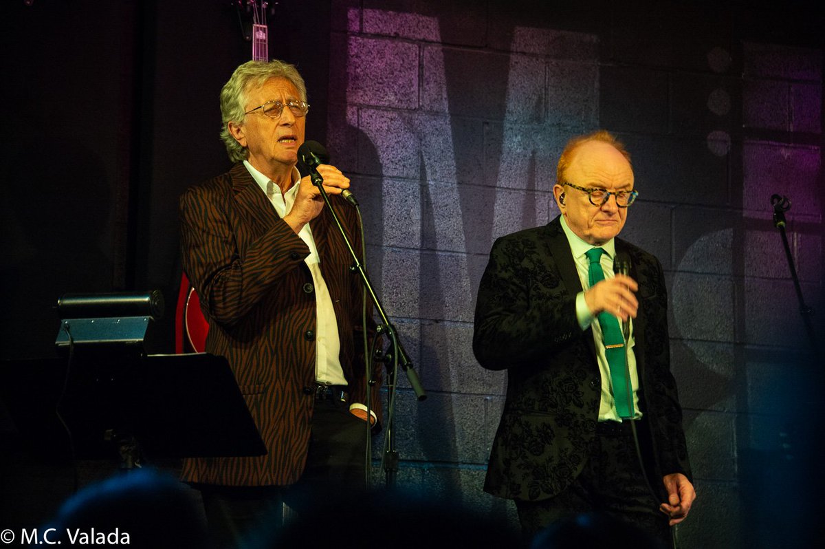 ValadaPhoto's tweet photo. Tonight's performance by Peter Asher and @jeremyclyde1941 at @McCabesGuitar brought the delight you can only get listening to old friends tell stories about each other, rather like the nights I sat up until 3 listening to @LenWein &amp; George R.R. Martin reminisce. Left me grinning. https://t.co/dx3VmOkIja