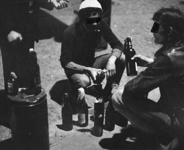 La_Felguera's tweet photo. *Los "chaquetas negras" del mayo francés*. Los temidos blousons noirs (chaquetas negras) levantaron barricadas y se aliaron con estudiantes y parados. Los situacionistas los consideraron la vanguardia de la revuelta. Hoy, el otro Mayo, en https://t.co/aBDdRjl1AX #1968 #blous… https://t.co/hA2UbV79d7