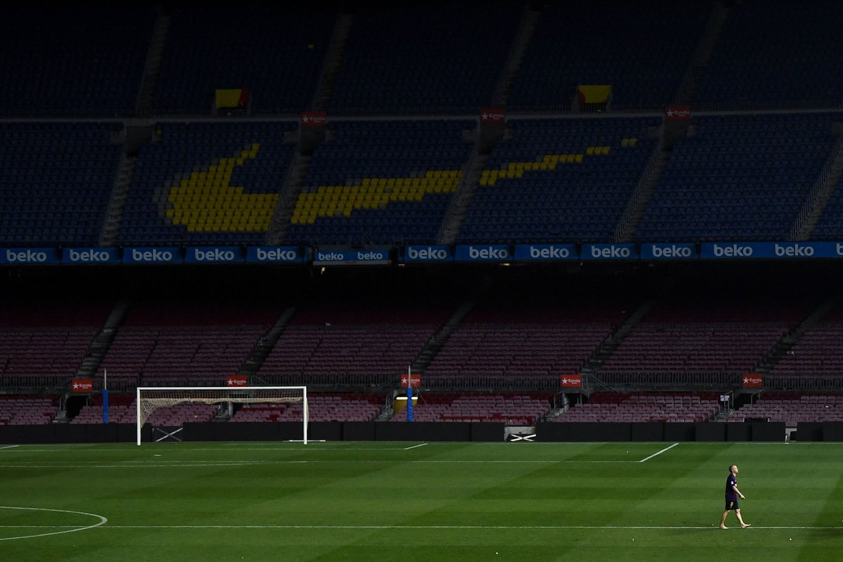 😢 Las luces se apagan, el balón llora. Iniesta se despide de su templo