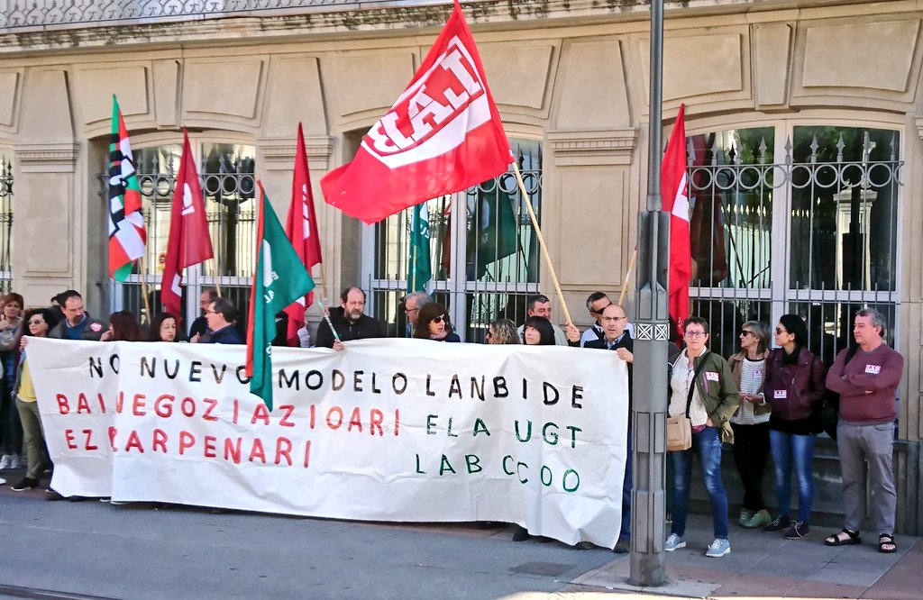 LAB_Jaurlaritza's tweet image. #LanbideBORROKAN

Gasteizko Legebiltzarraren aurrean gaude salatzen #Lanbide DBSEaren kudeatzaile hutsa bihurtzea dela @Gob_eus|en asmoa, orientazioari edo formakuntzari dagozkion lanak pribatizatuz, arreta-eredu berria ezarriz zerbitzuaren eta lan-baldintzen kaltetan.

@labzpf