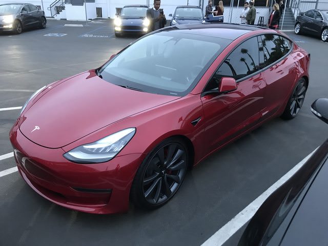 DrivenByOne's tweet image. Insane new #Tesla Model 3 Performance model hits 60mph in just 3.5 seconds, tops out at 155mph 😍😍 bit.ly/2ITdQCJ