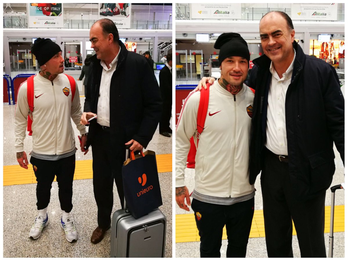 LucColemont's tweet photo. Respect voor beslissingen vd trainer leer je als kleine jongen, maar deze grote jongen heeft het erg moeilijk met deze (foute) beslissing van Martinez...
We zullen wéér #grinta missen op #wk2018 #Nainggolan 
Forza @OfficialRadja 👍
#krijgiknietuitgelegdinRome https://t.co/xrpMWwKbfa