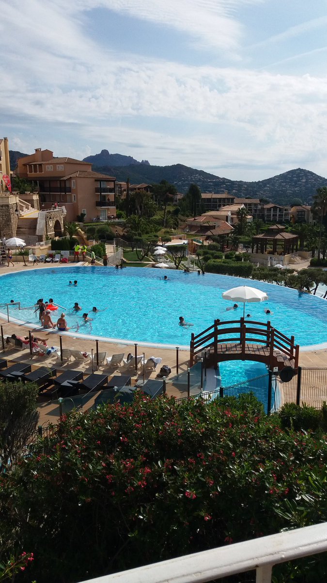 zostite's tweet photo. In vacanza la piscina centrale https://t.co/PfXSfVsBZ6
