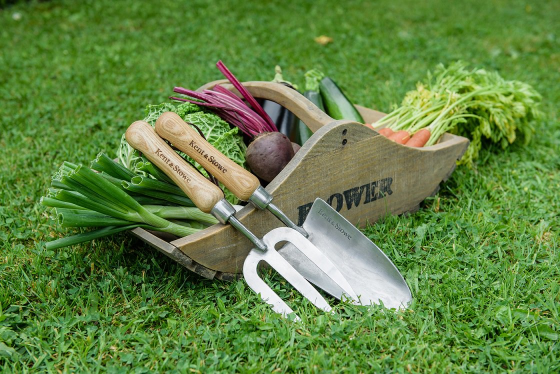 hedgehogsociety's tweet photo. It’s #RHSChelseaFlowerShow Follow &amp; RT for a chance to win these @Kent_and_Stowe garden tools. Thanks to our patron @daviddomoney for securing these tools &amp; remember to garden hedgehog friendly! #RHSChelsea #Win Winner will be chosen at random on May 29th 2018 https://t.co/Pc0se34sC5