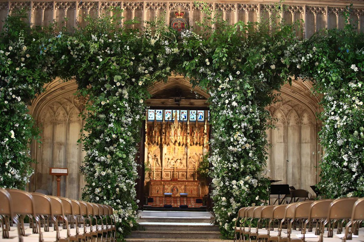 TrianglesEvents's tweet photo. Flowers dlesigned by @PhilippaFlowers adorn the walls of Windsor Castle's St George's Chapel #RoyalWedding #RoyalWedding2018 #Flowers #TrianglesServices #EveryDateCounts https://t.co/lBxrVoL9gq
