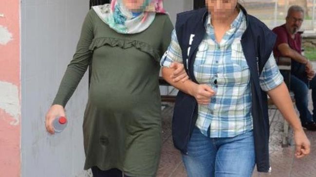 Aksam's tweet photo. Hakim, FETÖ'cü kocanın hamile eşine, "2 yıldır eşin yok, sen nasıl hamile kaldın?" diye sorunca kadın, "Bir gece ansızın geldi diye" cevap verdi https://t.co/SYFFbxO3eg https://t.co/I6UGobeadE