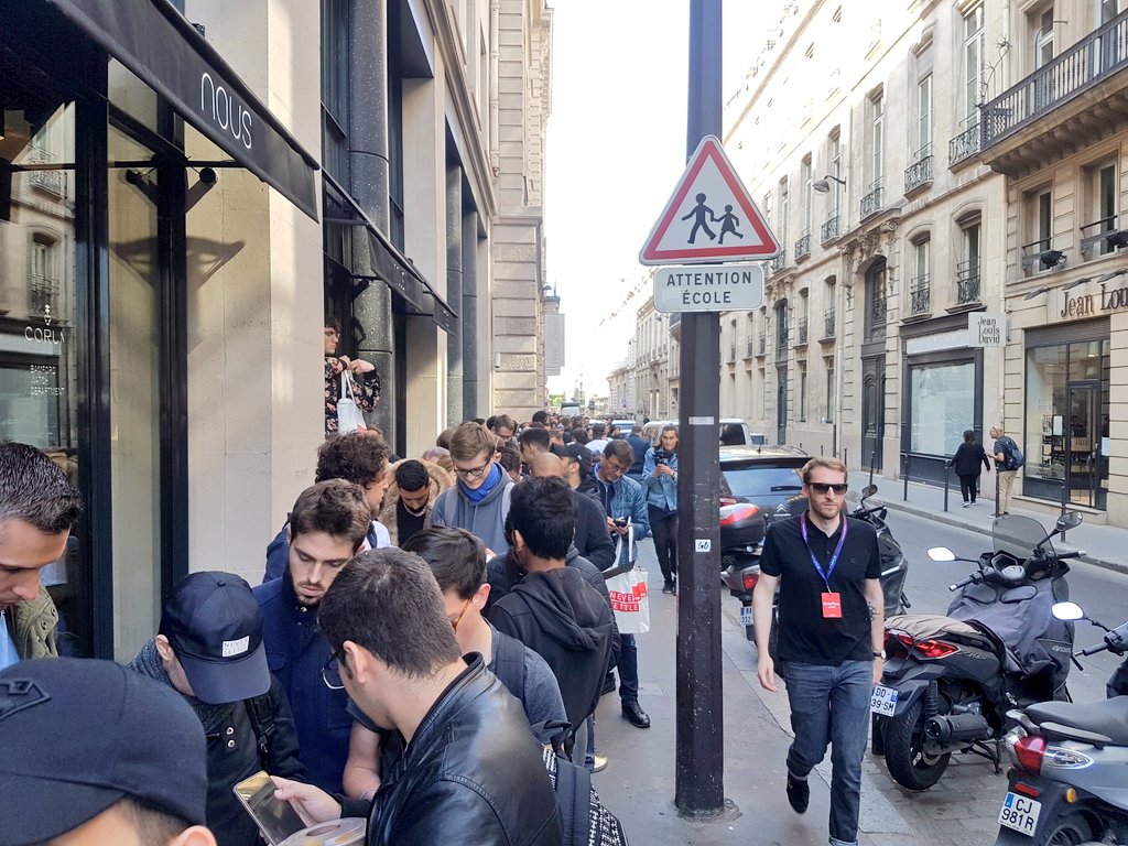 maximemichel78's tweet photo. #oneplus6nous @oneplus_fr Dans la queue depuis 5h39 ! https://t.co/NaGV81Cxhw