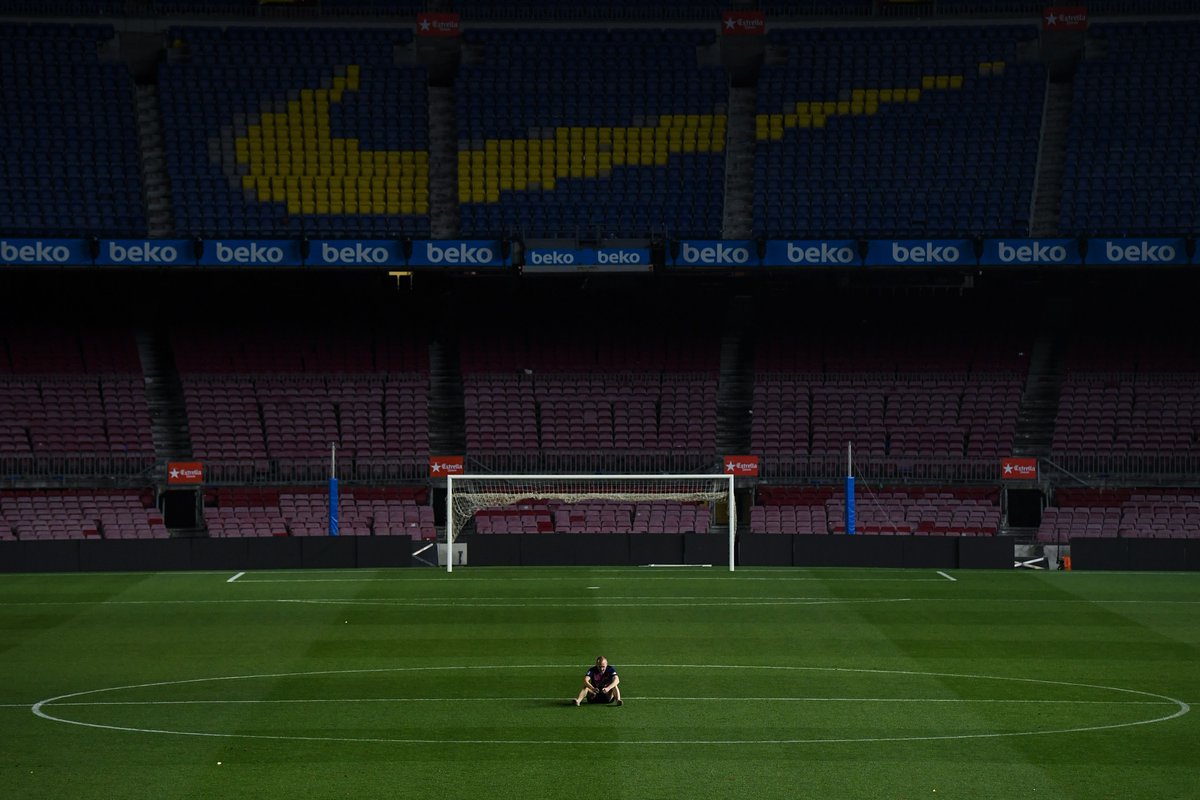 Footballtweet's tweet image. Andrés Iniesta at 1.30am last night. 😢

A king bids farewell to his castle one final time. 👋👑