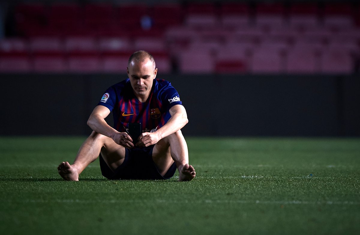 Footballtweet's tweet image. Andrés Iniesta at 1.30am last night. 😢

A king bids farewell to his castle one final time. 👋👑