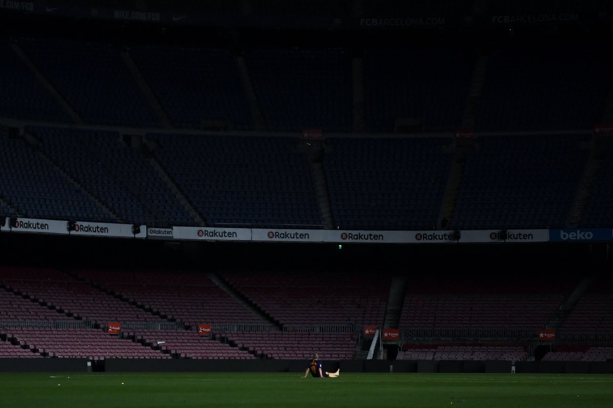 Footballtweet's tweet image. Andrés Iniesta at 1.30am last night. 😢

A king bids farewell to his castle one final time. 👋👑