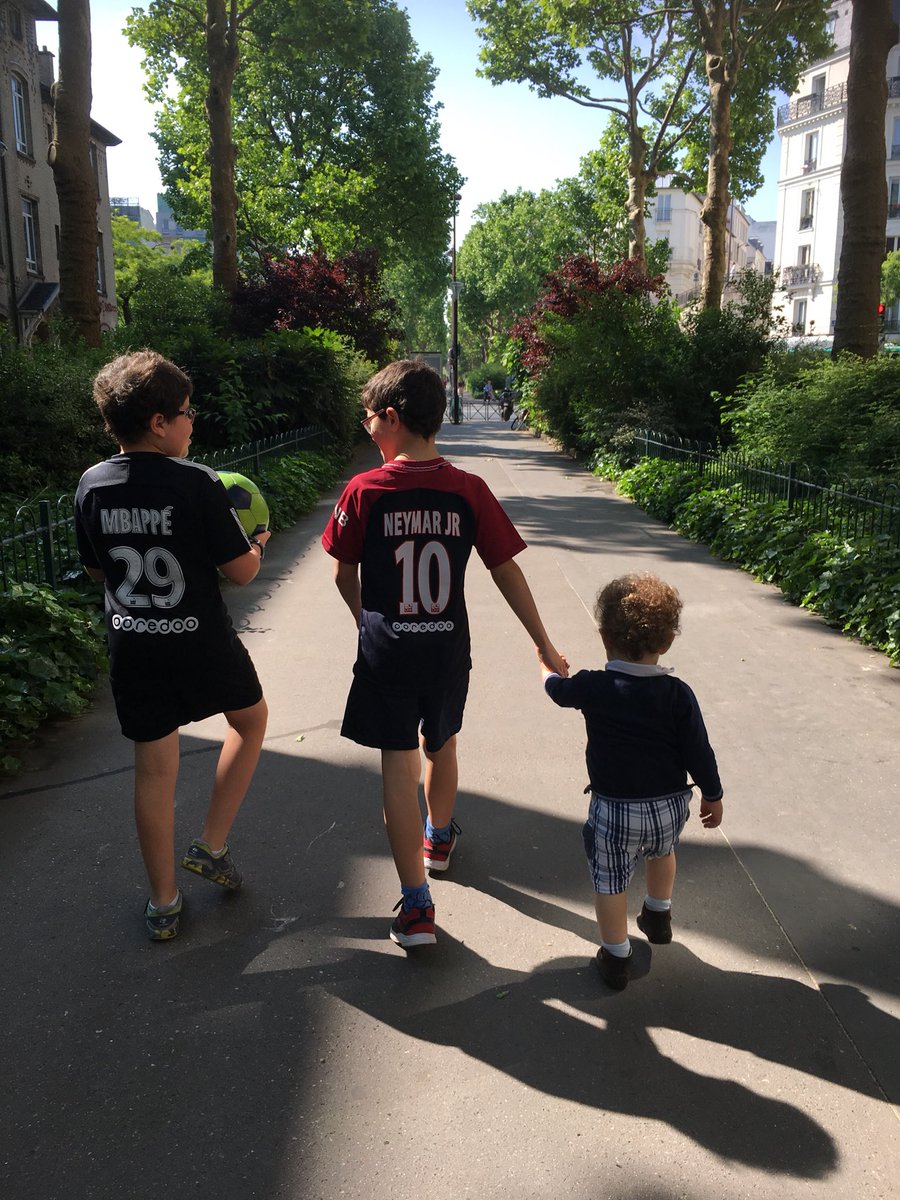 Elhadri's tweet photo. « Un homme qui promet beaucoup et qui ne tient rien, ressemble à un jardin où il ne croît que de mauvaises herbes » #FLowers NExt GEneration REady #PRometheus3 #ENsemble #ENmarche @EmmanuelMacron https://t.co/tTqZVqgQjz