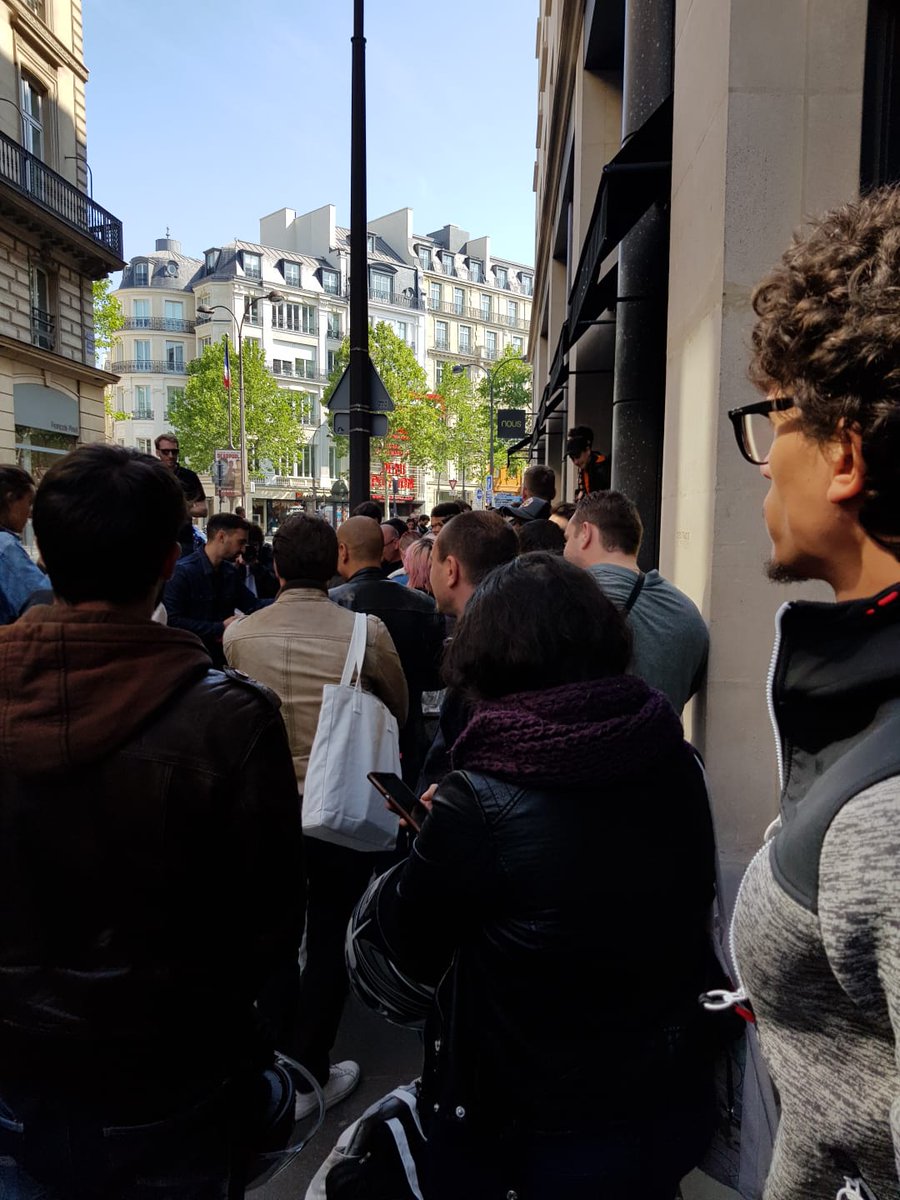 Clairinhas's tweet photo. Impatients de découvrir le dernier #OnePlus6 @oneplus_fr #nous https://t.co/BEjA3Qx6nF
