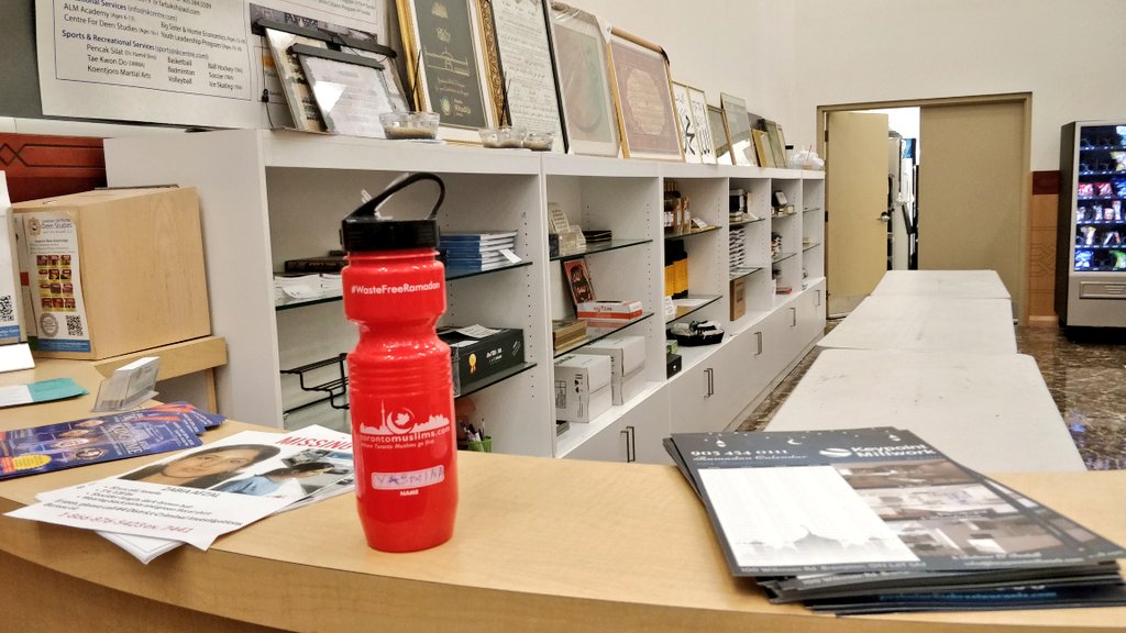 WasteFreeMuslim's tweet photo. #WasteFreeRamadan bottle spotted at @skcentre. Thank you Imam @ihslimi for always leading from front when it comes to protecting our environment 🌍 ♻️. #WasteFreeMuslims #GreenRamadan #GreenMuslims #CelebrateRamadan https://t.co/crcZmYNk75