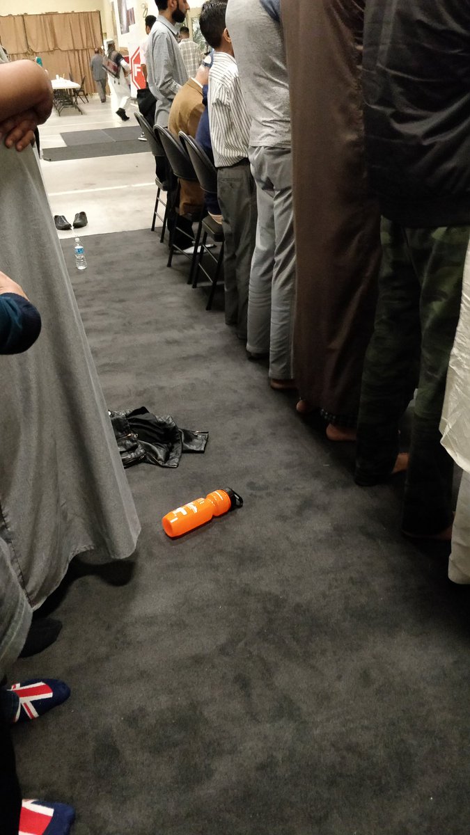 WasteFreeMuslim's tweet photo. #WasteFreeRamadan bottle spotted at @skcentre. Thank you Imam @ihslimi for always leading from front when it comes to protecting our environment 🌍 ♻️. #WasteFreeMuslims #GreenRamadan #GreenMuslims #CelebrateRamadan https://t.co/crcZmYNk75