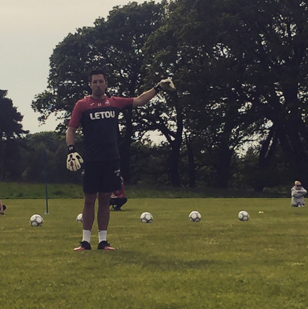 HarmZeinstra's tweet photo. Had a great weekend over at the National Goalkeepers Conference! Sharing ideas and experiences with topcoaches! #NGKC2018 #NGKCON18 #NeverStopLearing #LifeGoals #Goalkeepercoach ✋🏼⚽️🤚🏼 https://t.co/gKBREqUAlo
