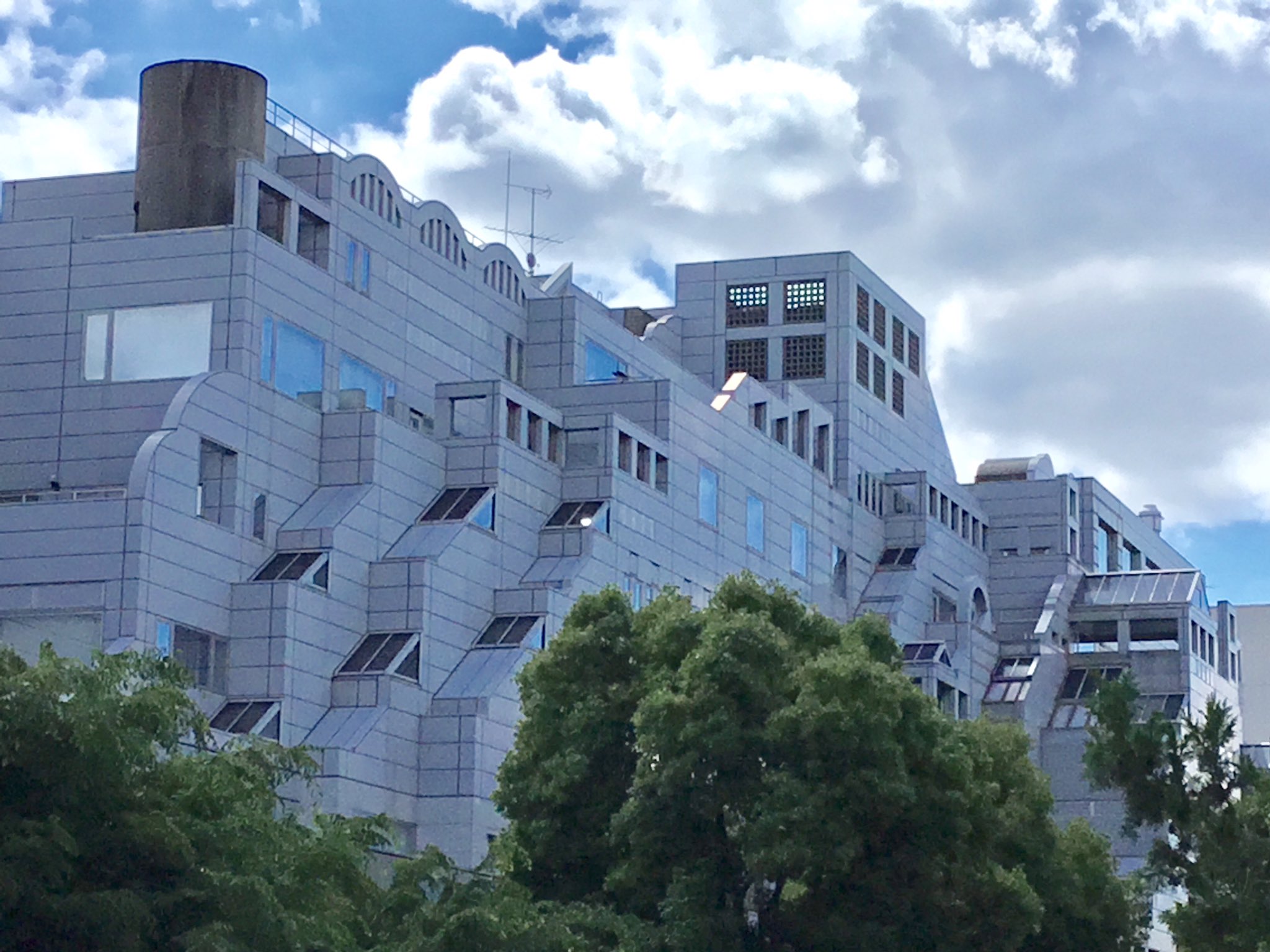 Twitter 上的 Michi ヤマトインターナショナルby原広司 私的には本作と京都駅ビル 梅田スカイビルで原氏超絶建築3部作と呼んでいる ヤマト 集落理論 京都駅 地形理論 梅田 宇宙理論と位置づけが可能だと思う 近年海外からの建築見学バックパッカーに京都駅と梅田