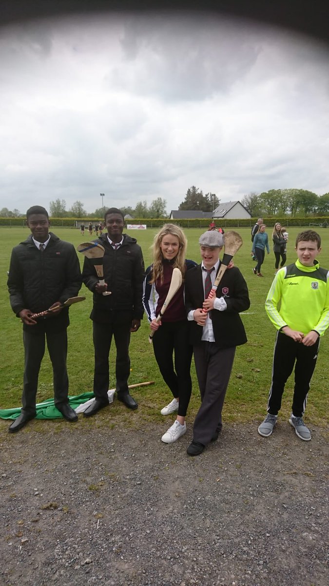 ClaregalwayColl's tweet image. Coaching session for our Cúnamh students in Killimordaly before the Camogie match #luckyboys @wayneen22