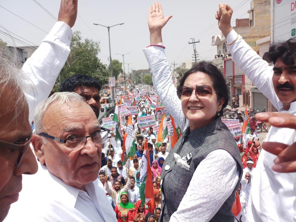 anillakhlan31's tweet photo. प्रदेश सरकार द्वारा जल बंटवारें को लेकर किए जा रहे भेदभाव के कारण भिवानी में विकराल रूप धारण कर चुकी जल समस्या के विरोध में जल अधिकार, मटका फोड़ प्रदर्शन में कांग्रेस विधायक दल की नेता श्रीमती किरण चौधरी के नेतृत्व में उमड़ाहुजूम @officekiran @RahulGandhi @INCIndia @Ahmad_Shakeel https://t.co/ivLh3dGYcw