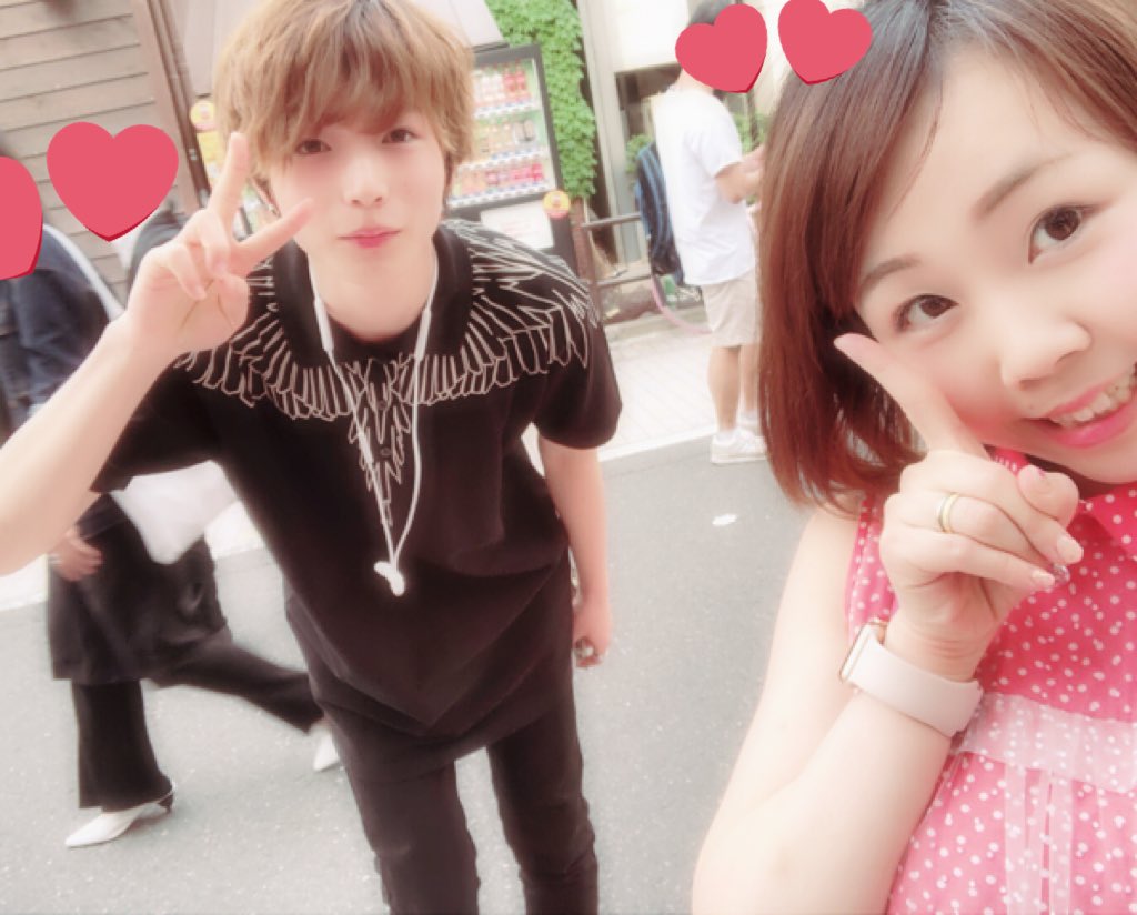 ayachan0619's tweet photo. そしてかいちゃんとはやしんくんの噂話をしていたらまさかの本人と遭遇してツーショ撮ってもらった(゜▽゜)笑
(いつもより表情が乙女になりました)
(うーくんごめん)

めちゃくちゃいい子でかっこかわいかったよー！ https://t.co/4CZ6wc38Jq