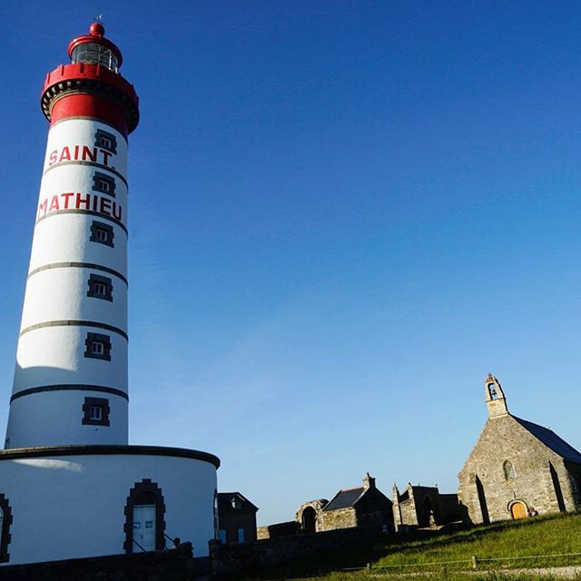 funkloch_me's tweet photo. Zurück in der #Bretagne sein, ist ein bisschen wie nach Hause kommen. Und das Beste? Meine Reise mit @reisefreunde, @smaracuja und @fansderbretagne beginnt genau dort, wo der letzte Trip mit @kaffeeersatz endete: Am Leuchtturm Saint Mathieu. https://t.co/XcZr2PZb5h