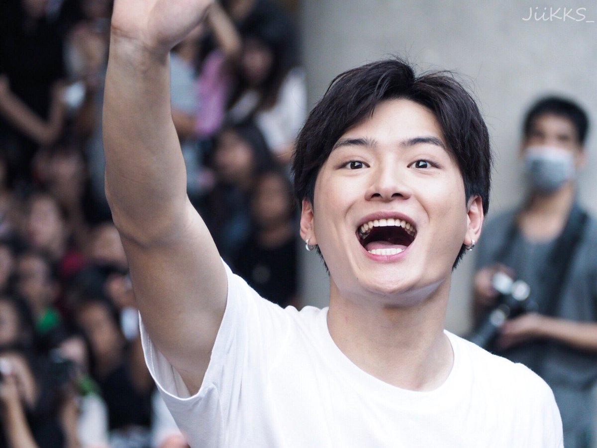 ployploy901's tweet photo. เด็กชายพีรวัสมาคับโผ๊มมม😁😁 แฮร่
เลิกน่ารักเอากี่บาทคะ งื้อออน้อนคิด
Cr. @JiiKKS_ ♥️
#KristPerawat 
#ยยขคพ 
#พลทหารของก้อน 
#MinionsExpress 
@kristtps @krist_est https://t.co/10Nfb5n0IE
