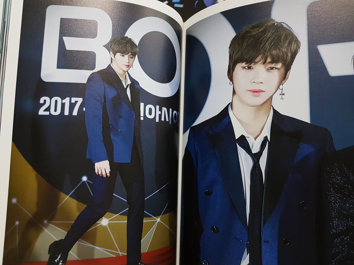 peachblossomone's tweet photo. @tearssign 
드디어 도착했어요!😂
언제쯤이나 올까 했는데 잠깐 놀러갔다가 온 사이에 예쁘게 도착해 있더라구요!😍
포카랑 카드랑 포토북 등등.. 구성이 많아서 행복하구 사진 하나하나 다 예쁘고 사랑스럽고 멋있어서 잠시 죽다 올게요⚰
좋은 사진, 좋은 굿즈 감사합니다 샘💕 https://t.co/vvgZ3sEVqr
