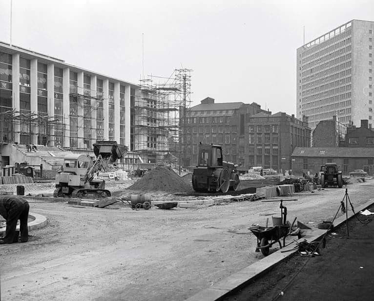Manchesterpast's tweet photo. Spinning fields looking very different in 1962.
Crown Court under construction.
Some places improve through time !
@Spinningfields @TheOastHouseMcr
#spinningfields #manchester #crowncourt #crownsquare #history #manchesterpast #photography https://t.co/x8PpJC79XX