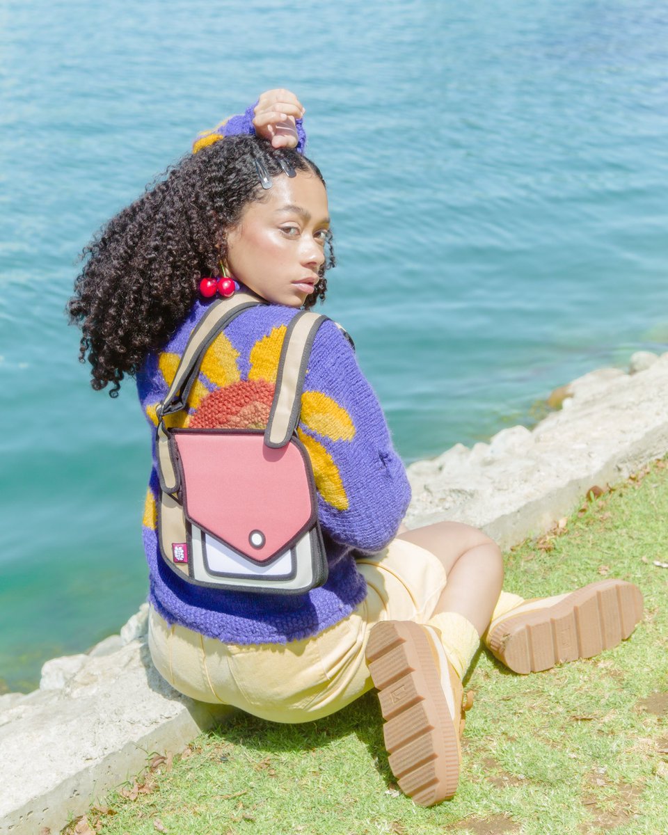 JumpFromPaperHQ's tweet photo. bold, fresh, summer 
Need a vacation? 

Photographer: @irrisrray 
Model: @guvmanian
Makeup: @keeocruz 

#jumpfrompaper #2dbags #cartoonbags 
#colorful #ootd #style #summer #photooftheday #photoart #instagood #vacation #fresh https://t.co/vGMe5mopUQ