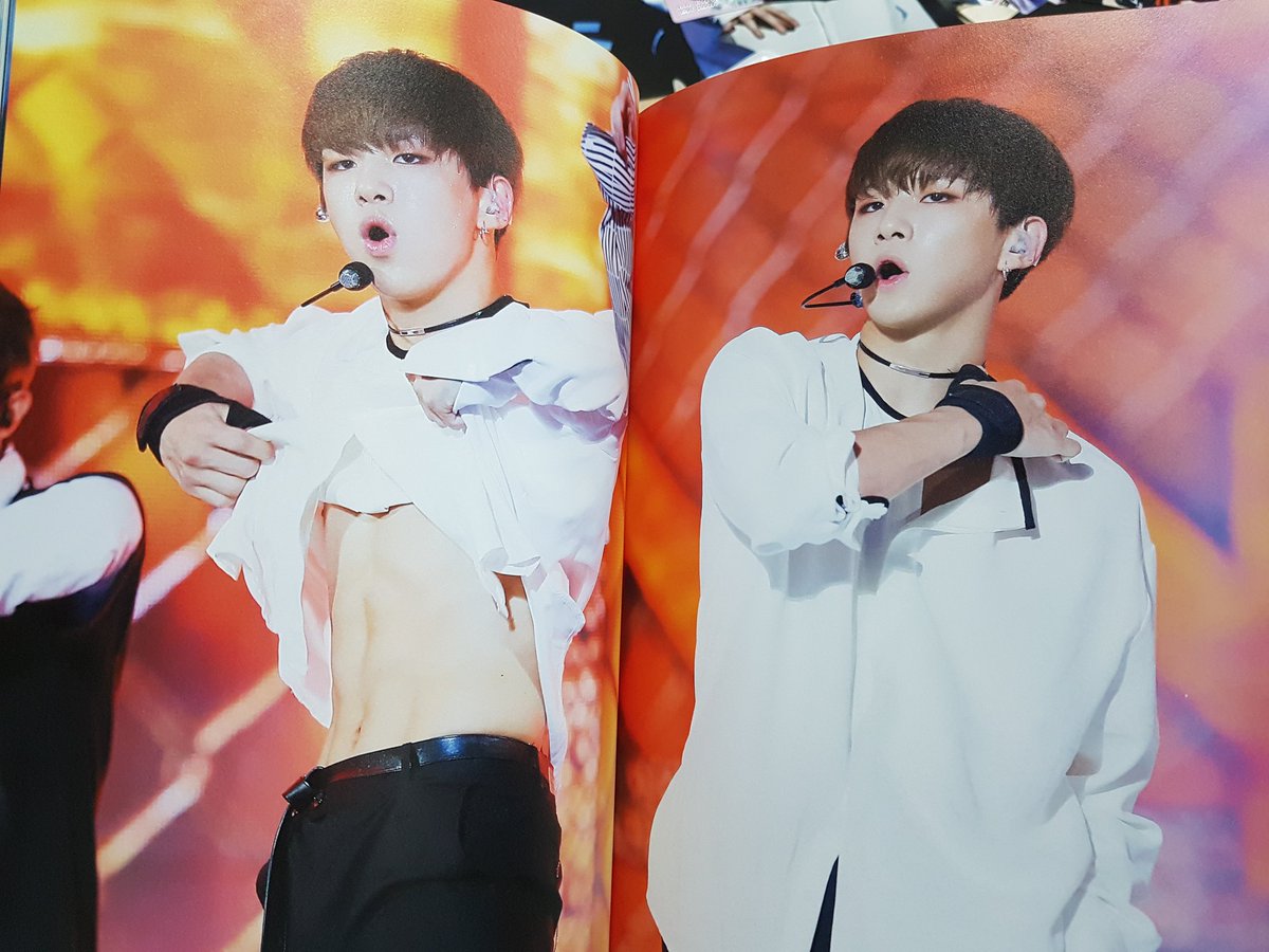 peachblossomone's tweet photo. @tearssign 
드디어 도착했어요!😂
언제쯤이나 올까 했는데 잠깐 놀러갔다가 온 사이에 예쁘게 도착해 있더라구요!😍
포카랑 카드랑 포토북 등등.. 구성이 많아서 행복하구 사진 하나하나 다 예쁘고 사랑스럽고 멋있어서 잠시 죽다 올게요⚰
좋은 사진, 좋은 굿즈 감사합니다 샘💕 https://t.co/vvgZ3sEVqr