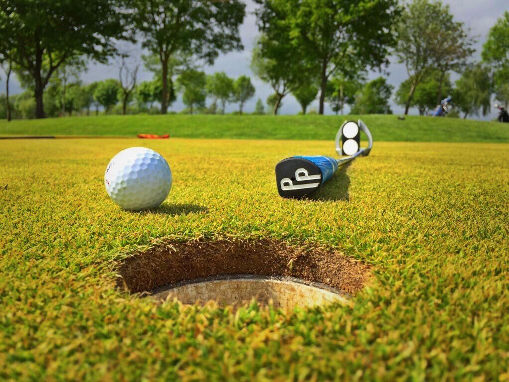Proputtltd's tweet photo. Choose better. Choose a ProPutt. THE lightest oversized putter grip available. Fill your hands, reduce wrist twitches, sink more putts #DefineYourPutter https://t.co/RLPnOIqHs5 https://t.co/YPnqgEkOL1