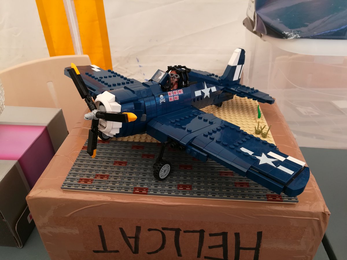 1ers essais de periot dio pour présenter le F6 Hellcat et un LCVP de Brickmania.